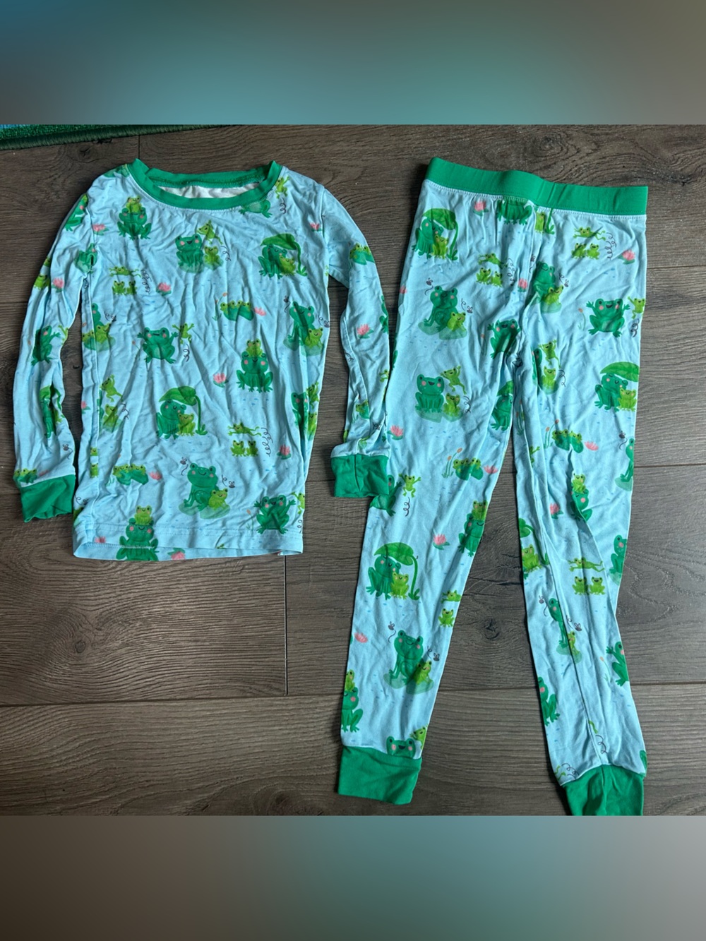 Little Sleepies frog print pj set- 4T good condition